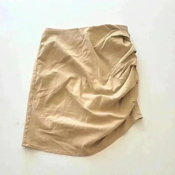 FOREVER 21 Asymmetrical tan mini skirt - Picture 1 of 4